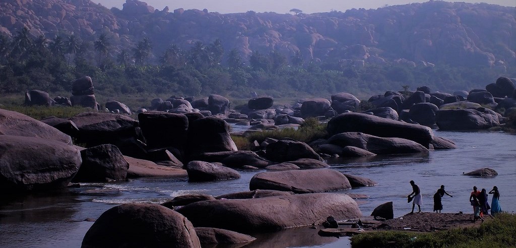 La qualité photo n'est pas super, mais elle dit bien tout ce que je ressentais lorsque j'allais en Inde : Une profonde tranquillité, et la grâce naturelle de l'homme dans son environnement. <br />J'ai connu une passion immense pour ce pays, pendant plus de 10 ans...J'attends tranquillement que le pays m'appelle de nouveau...<br />Car ce qui ne se trouve pas ici, ne se trouve pas là-bas... non plus...<br />--<br />Voyager! Qu'ai-je besoin de voyager? <br />Où que j'aille, je serai toujours en moi-même .<br />(Fernando Pessoa)