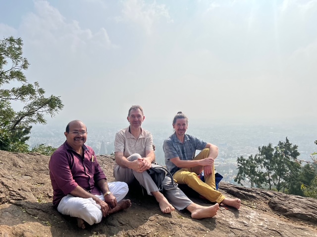 En montant à la Grotte de Ramana Maharshi, Shajesh, Lionel et moi.