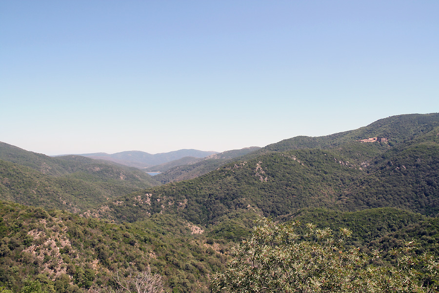 Un peu de loin...<br />A gauche dans le fond, le barrage de la verne à coté du village de La Mole...