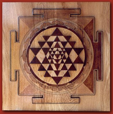 Shri Yantra en 3D découpé dans une planche de chène de 60 x 60 cm