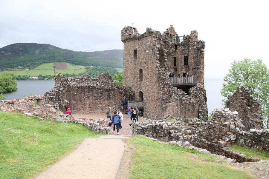 Château de Urquhart sur le lac du Loch Ness avec sur la droite le monstre Nessi, ha mais pas sur la photo... zut !!!
