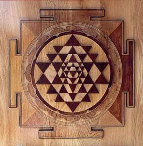 Shri yantra avec un triangle isocèle au centre