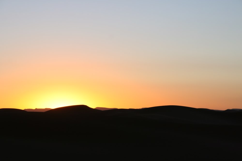 levé de soleil sur le désert