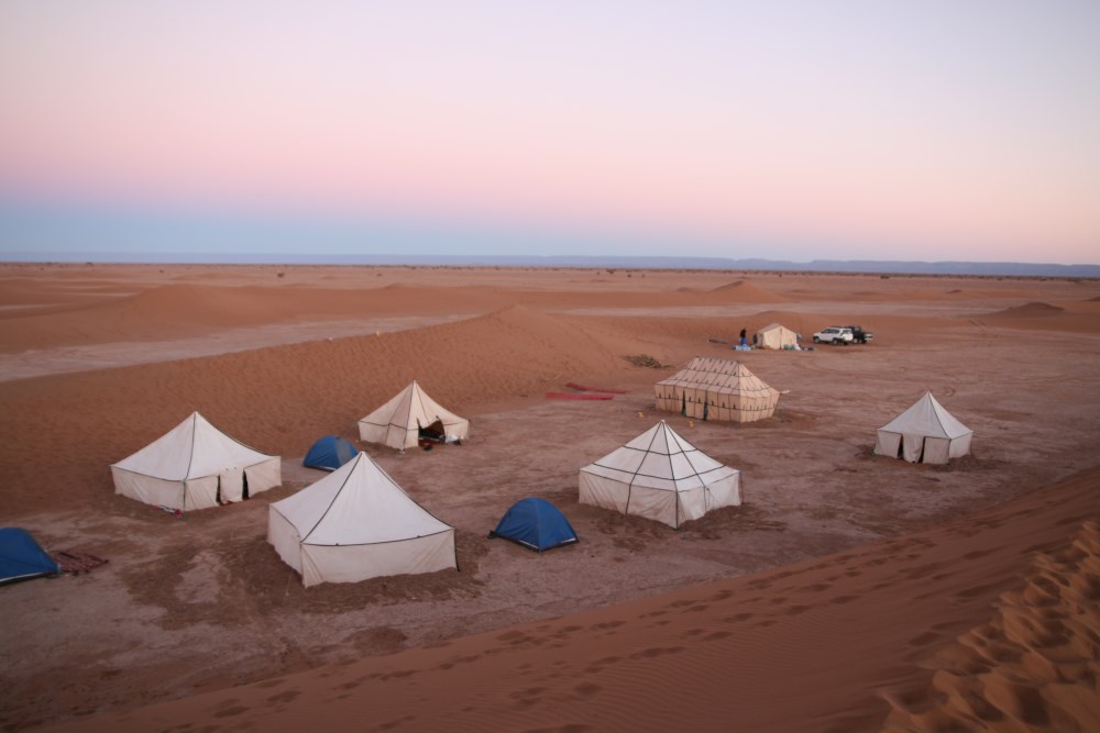 Le bivouac perdu dans le désert au loin la rivière asséchée du Draa organisé par l'Agence Caravane Renard du Désert