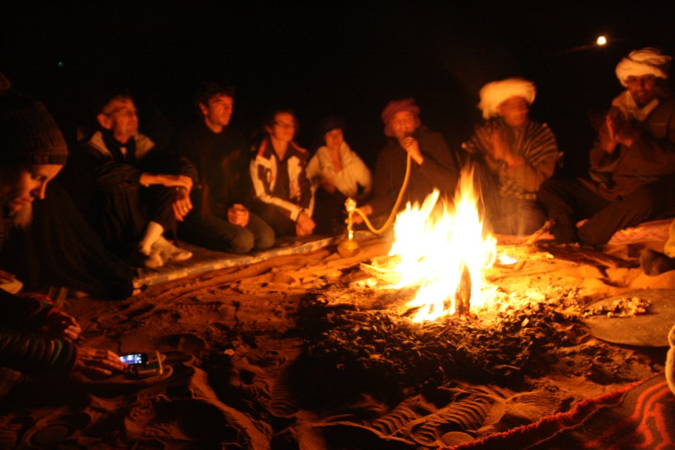 Le soir autour d'un feu de bois...<br />Il y a des pays où on sait encore un peu vivre et le feu remplace la TV...