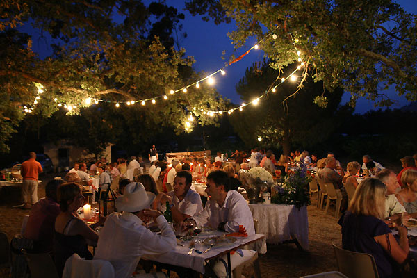 Une centaine de personnes pour fêter, entre autre, les 50 ans de mariage...