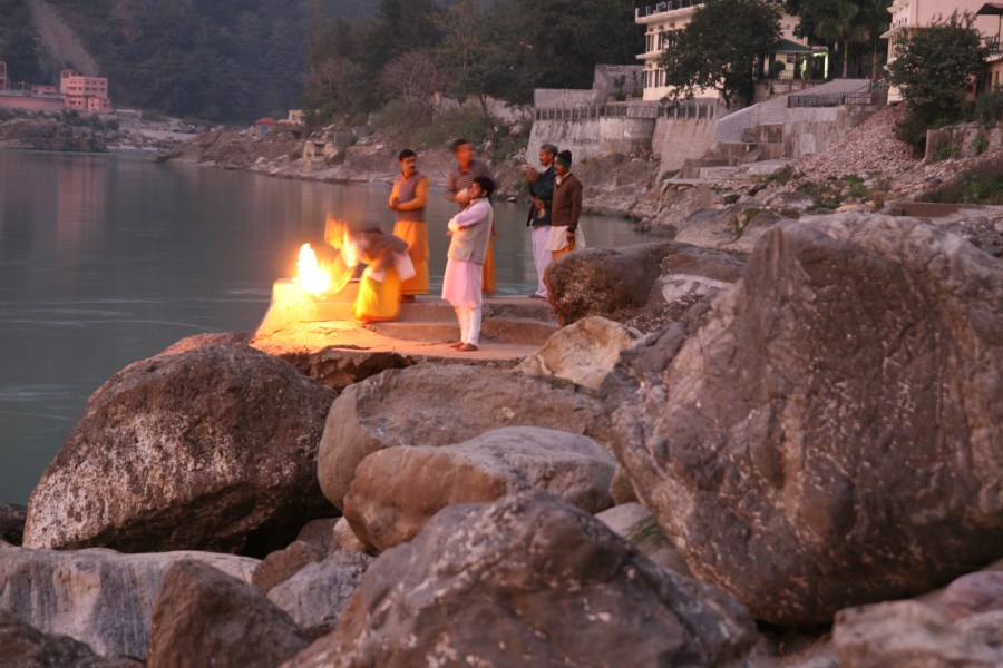 Cérémonie le soir à Rishikesh