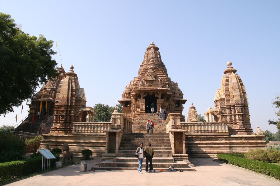 A gauche le temple avec le grand linga...